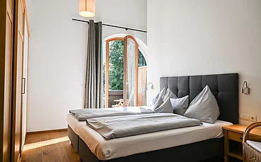 Ein gemütliches Bett im Apartment Family Plus des Pechtlguts in Lofer