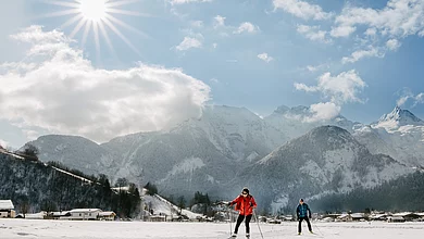 Zwei Personen beim Langlaufen in Lofer bei Sonnenschein