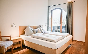 Ein gemütliches Bett im Family Haupthaus Plus des Pechtlguts in Lofer