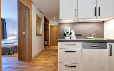 Eine Küchenzeile im Family Haupthaus des Pechtlguts in Lofer