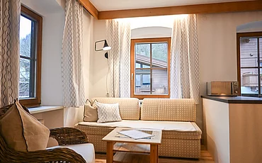 Eine Couch im Wohnzimmer des Landhaus Family des Pechtlguts in Lofer