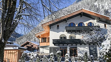 Winterliche Aussenansicht des Pechtlguts in Lofer