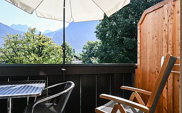 Der Balkon mit gemütlicher Sitzmöglichkeit des Apartments Family Plus im Pechtlgut in Lofer