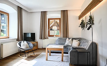 Das gemütliche Wohnzimmer im Apartment Landhaus Garden des Pechtlguts in Lofer