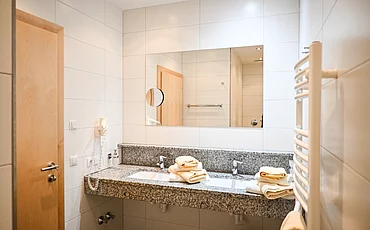 Das Badezimmer des Haupthaus Family Plus des Pechtlguts in Lofer