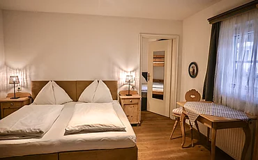 Ein gemütliches Bett im Cottage Family des Pechtlguts in Lofer