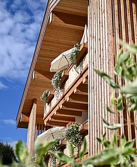 Fassade mit Holzbalkonen des Pechtlguts in Lofer im Sommer