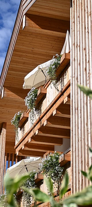 Fassade mit Holzbalkonen des Pechtlguts in Lofer im Sommer