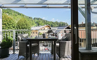Der Balkon mit gemütlicher Sitzmöglichkeit des Apartments Family Plus im Pechtlgut in Lofer