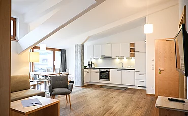 Der Wohnbereich im Family Haupthaus Plus im Pechtlgut in Lofer
