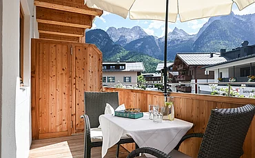 Balcony with a view of the mountains at the Pechtlgut main house studio in Lofer