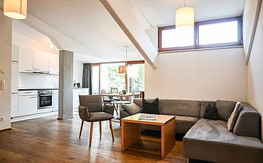 Der Wohnbereich des Apartments Family Plus im Pechtlgut in Lofer