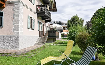 Zwei Sonnenliegen im Garten des Landhauses im Pechtlgut in Lofer