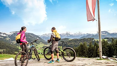 Zwei Radfahrer bei einer Bergtour in Unken