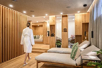 A woman in the stylish spa area of the Pechtlgut in Lofer