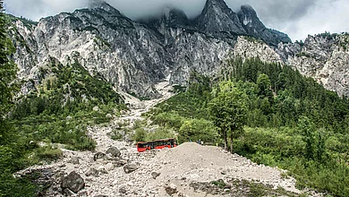 Seit 2006 verbindet der Almerlebnisbus den Nationalpark Berchtesgaden mit dem Naturpark Weißbach im Salzburger Saalachtal. So kann das weitläufige Naturschutzgebiet von jedem - egal wie gut er zu Fuß ist - als Naherholungsgebiet genutzt werden. Außerdem verbindet der Almerlebnisbus zwei Bergsteigerdörfer: Ramsau, Deutschlands erstes Bergsteigerdorf und Weißbach bei Lofer!