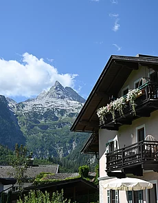 Das Landhaus der Unterkunft Pechtlgut in Lofer mit Bergen im Hintergrund