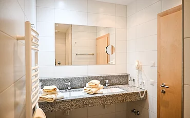 Das Badezimmer des Haupthaus Family Plus des Pechtlguts in Lofer