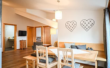 Der Wohnbereich im Family Haupthaus Plus im Pechtlgut in Lofer