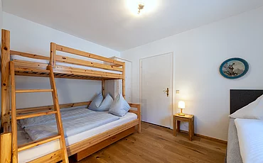 Ein Stockbett aus Holz im Cottage Family des Pechtlguts in Lofer