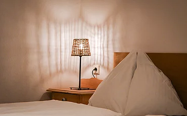 Ein gemütliches Bett im Cottage Family des Pechtlguts in Lofer