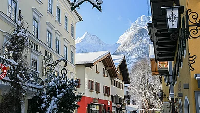 Verschneite Ortschaft Lofer bei Sonnenschein