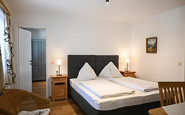 Ein gemütliches Bett im Cottage Family des Pechtlguts in Lofer
