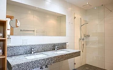 Das große Badezimmer des Apartments Family Plus des Pechtlguts in Lofer