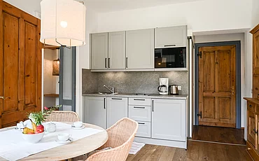Die Küchenzeile und der Esstisch im Apartment Landhaus Garden im Pechtlgut in Lofer