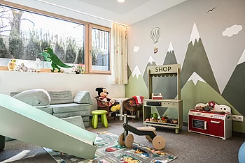 The children's playroom with wall murals at the Pechtlgut in Lofer