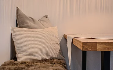 Gemütliche Kissen auf einer Sitzbank im Landhaus Family des Pechtlguts in Lofer