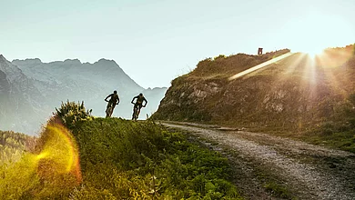 Zwei Radfahrer bei einer Bergtour in Weißbach