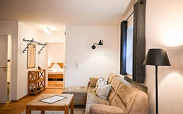 Das Wohnzimmer mit gemütlicher Couch im Cottage Family des Pechtlguts in Lofer