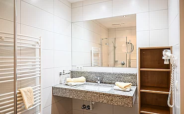 Das Badezimmer des Family Haupthaus des Pechtlguts in Lofer