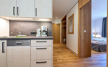 Eine Küchenzeile im Family Haupthaus des Pechtlguts in Lofer