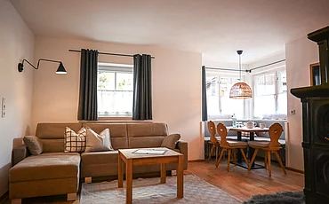 Der Wohnbereich im Cottage Family des Pechtlguts in Lofer
