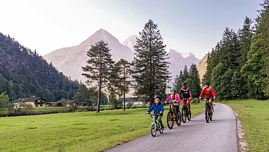 Eine Familie fährt auf dem St. Martin Tauernradweg
