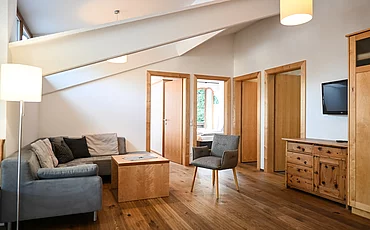 Der Wohnbereich des Apartments Family Plus im Pechtlgut in Lofer