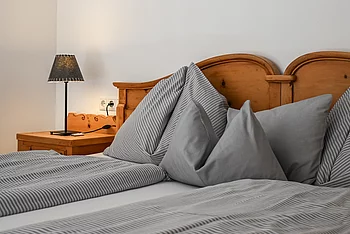 Ein gemütliches Bett im Haupthaus Gallery des Pechtlguts in Lofer