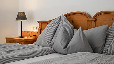 Ein gemütliches Bett im Haupthaus Gallery des Pechtlguts in Lofer