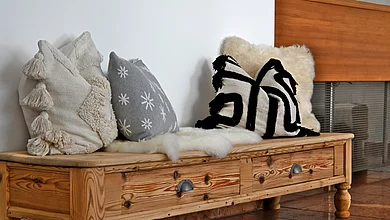 Eine Sitzbank aus Holz mit gemütlichen Kissen im Pechtlgut in Lofer