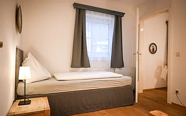 Ein gemütliches Einzelbett im Cottage Family des Pechtlguts in Lofer