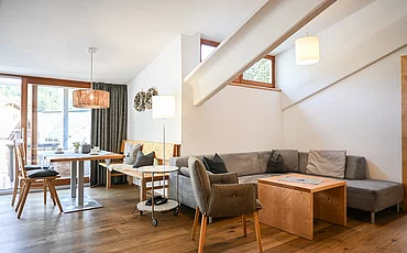 Der Wohnbereich des Apartments Family Plus im Pechtlgut in Lofer