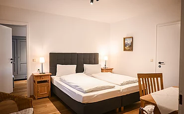 Ein gemütliches Bett im Cottage Family des Pechtlguts in Lofer