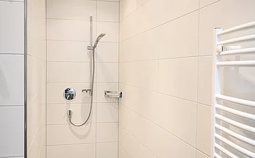 Die Dusche im Haupthaus Family Plus des Pechtlguts in Lofer
